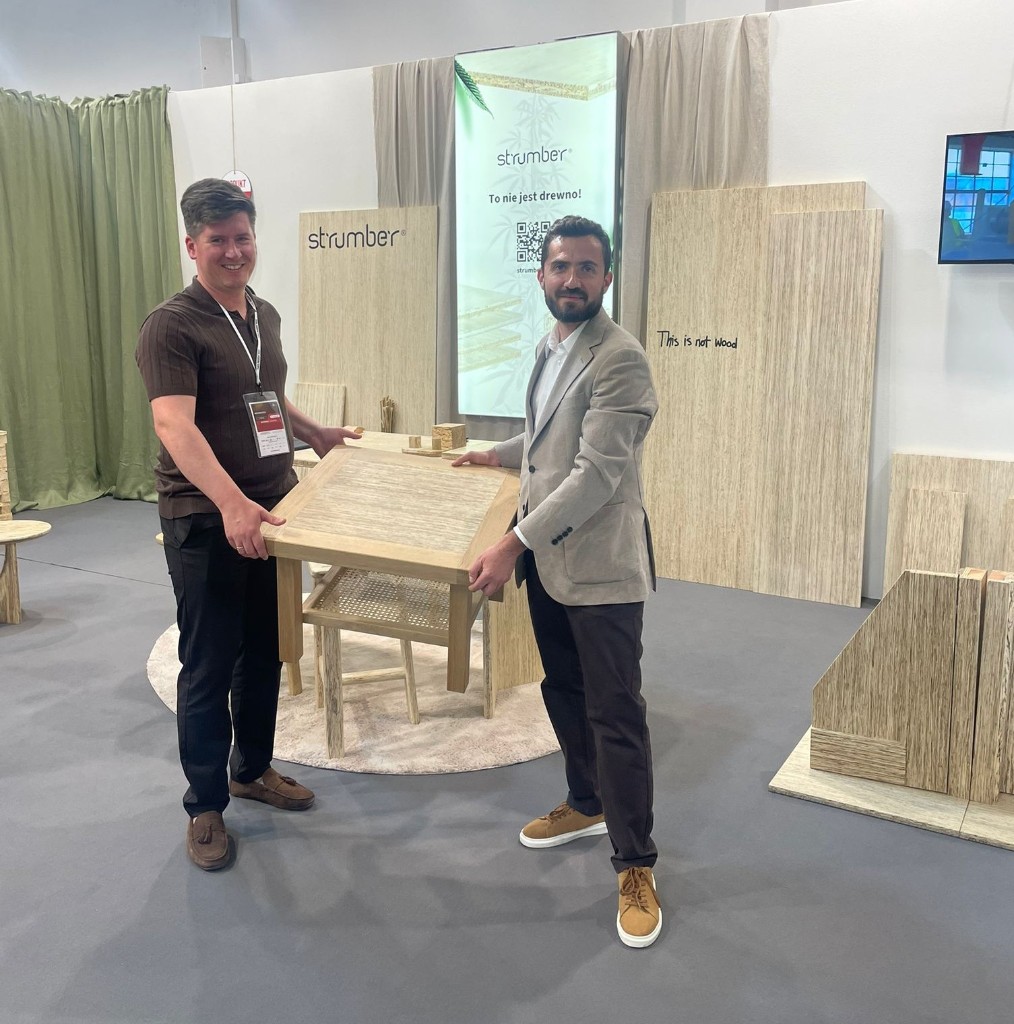 Stolik kawowy Five Colors of Wood na stoisku Strumber podczas Furnitech Expo — rama z litego dębu, wypełnienie z tarcicy konopnej