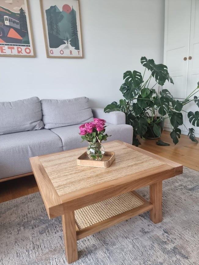 Stolik kawowy z tarcicy konopnej i litego dębu w aranżacji salonu — Five Colors of Wood