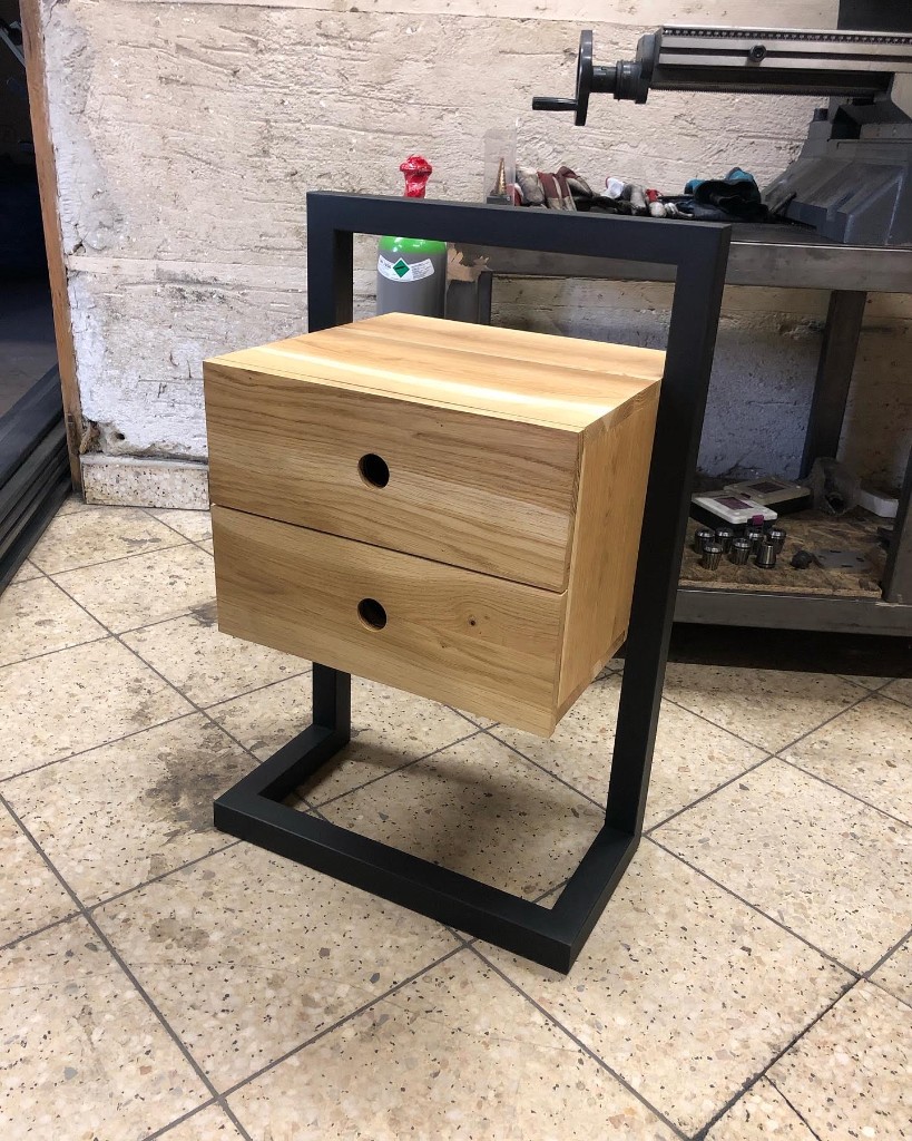 Produkcja szafki nocnej loftowej w warsztacie Five Colors of Wood